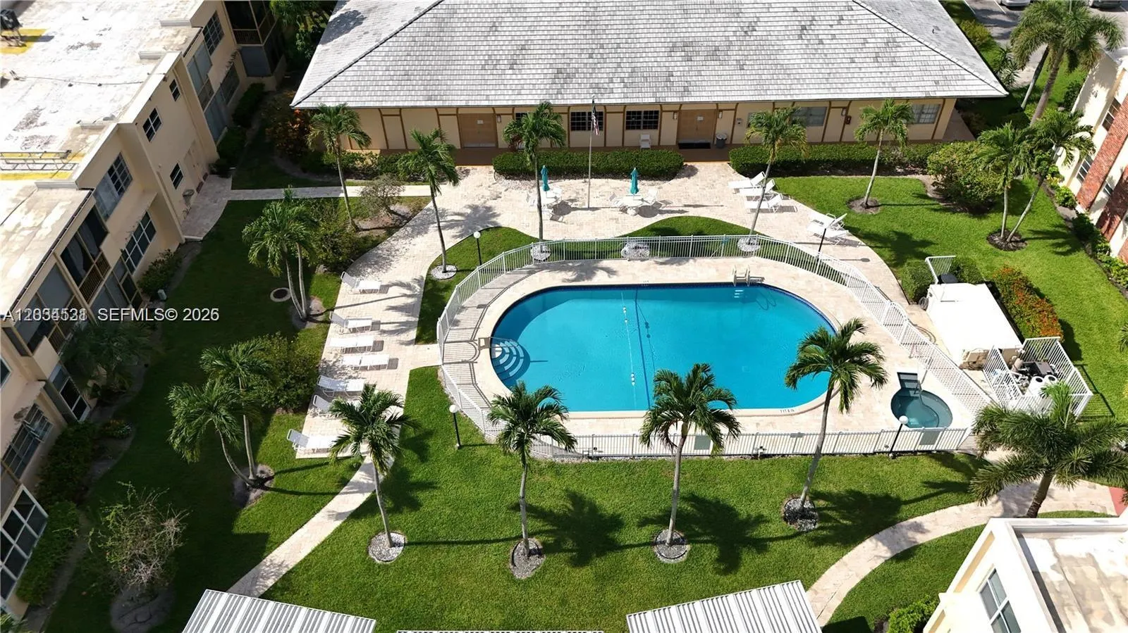 Foto de propiedad en 851 NE 14th Avenue 414, Hallandale Beach, FL 33009 Hallandale Beach con MLS# 