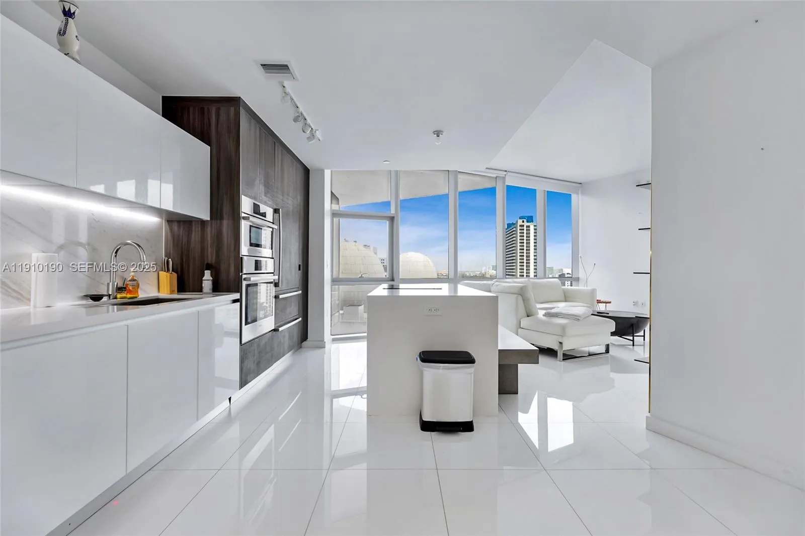 Foto de propiedad en 851 NE 1st Avenue 1202, Miami, FL 33132 Miami con MLS#