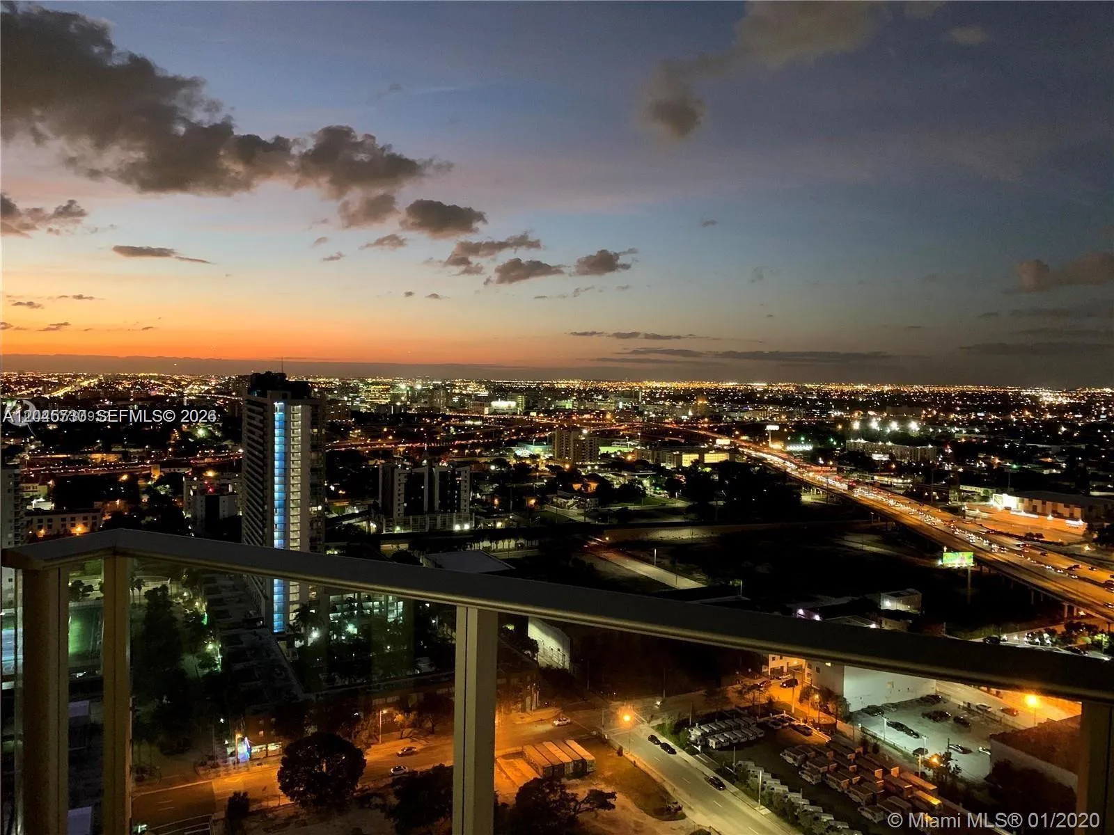 Foto de propiedad en 851 NE 1st Avenue 1208, Miami, FL 33132 Miami con MLS#