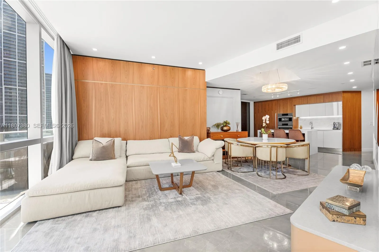 Foto de propiedad en 851 NE 1st Avenue 1409, Miami, FL 33132 Miami con MLS# 