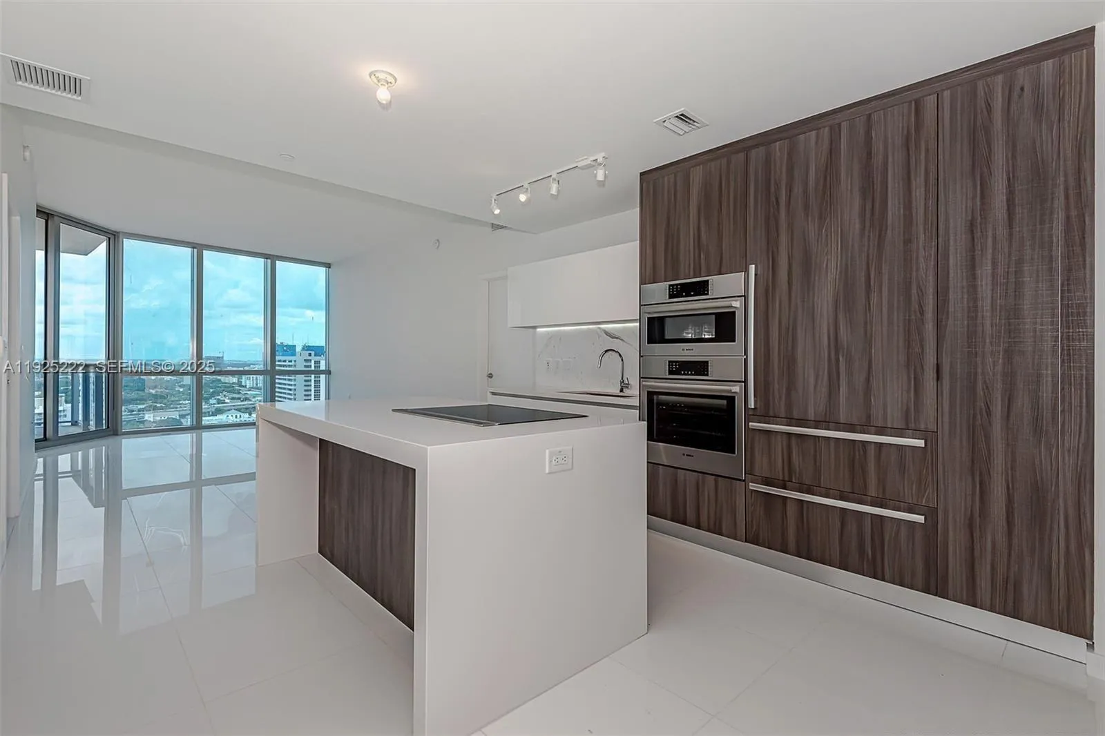 Foto de propiedad en 851 NE 1st Avenue 1608, Miami, FL 33132 Miami con MLS#