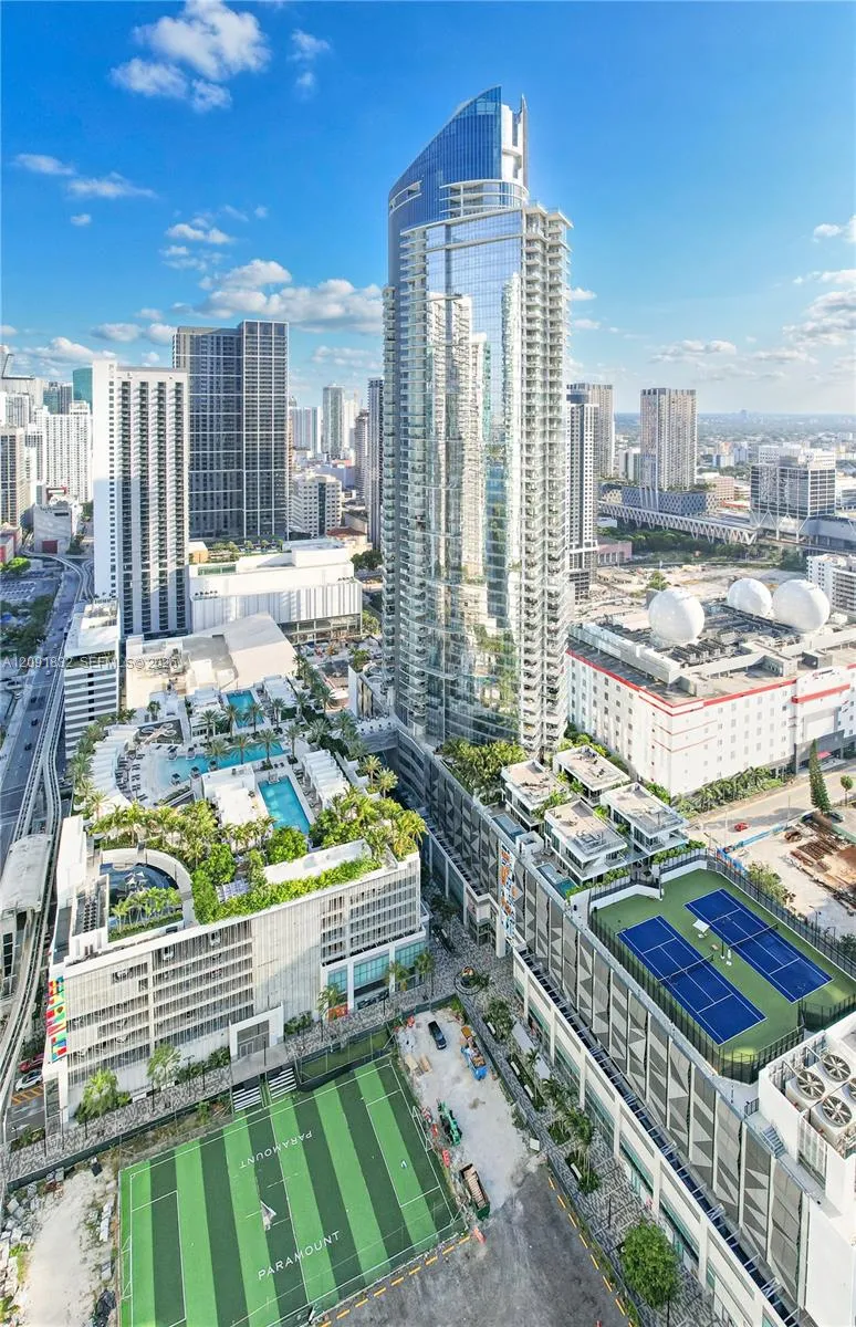 Foto de propiedad en 851 NE 1st Avenue 1701, Miami, FL 33132 Miami con MLS# 