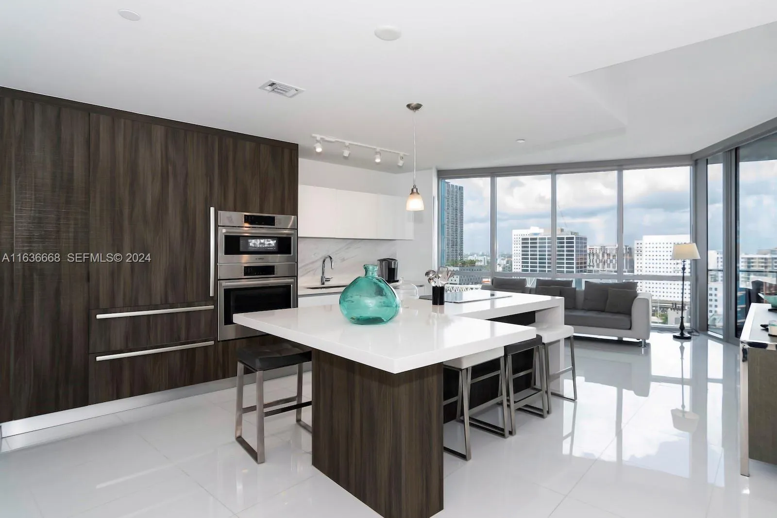 Foto de propiedad en 851 NE 1st Avenue 1710, Miami, FL 33132 Miami con MLS# 