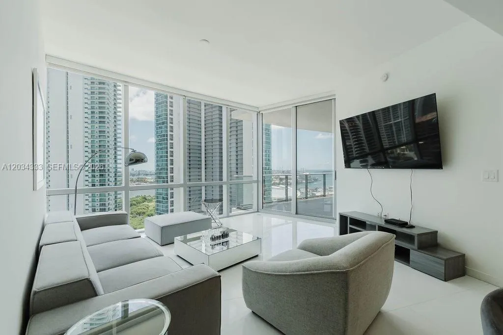 Foto de propiedad en 851 NE 1st Avenue 2303, Miami, FL 33132 Miami con MLS#