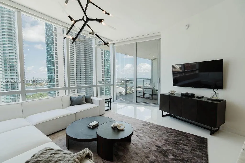 Foto de propiedad en 851 NE 1st Avenue 2403, Miami, FL 33132 Miami con MLS# 