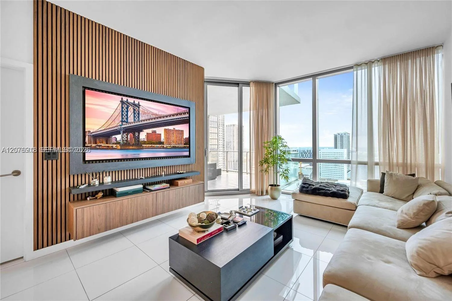 Foto de propiedad en 851 NE 1st Avenue 2408, Miami, FL 33132 Miami con MLS#