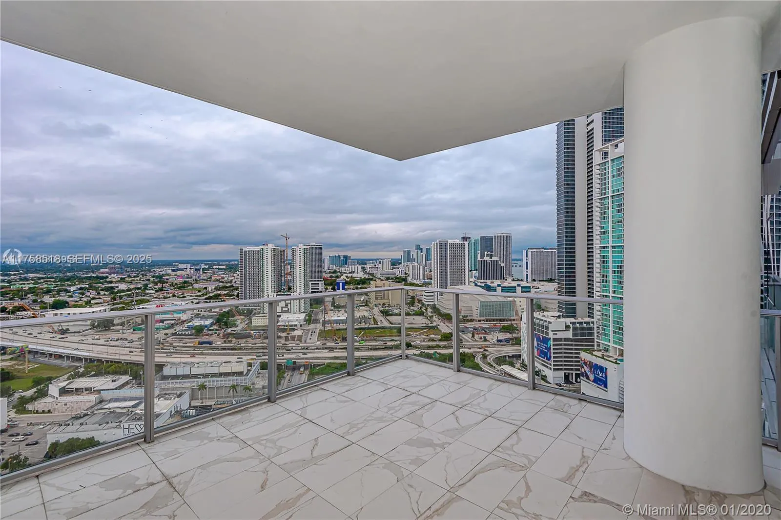 Foto de propiedad en 851 NE 1st Avenue 2600, Miami, FL 33132 Miami con MLS#