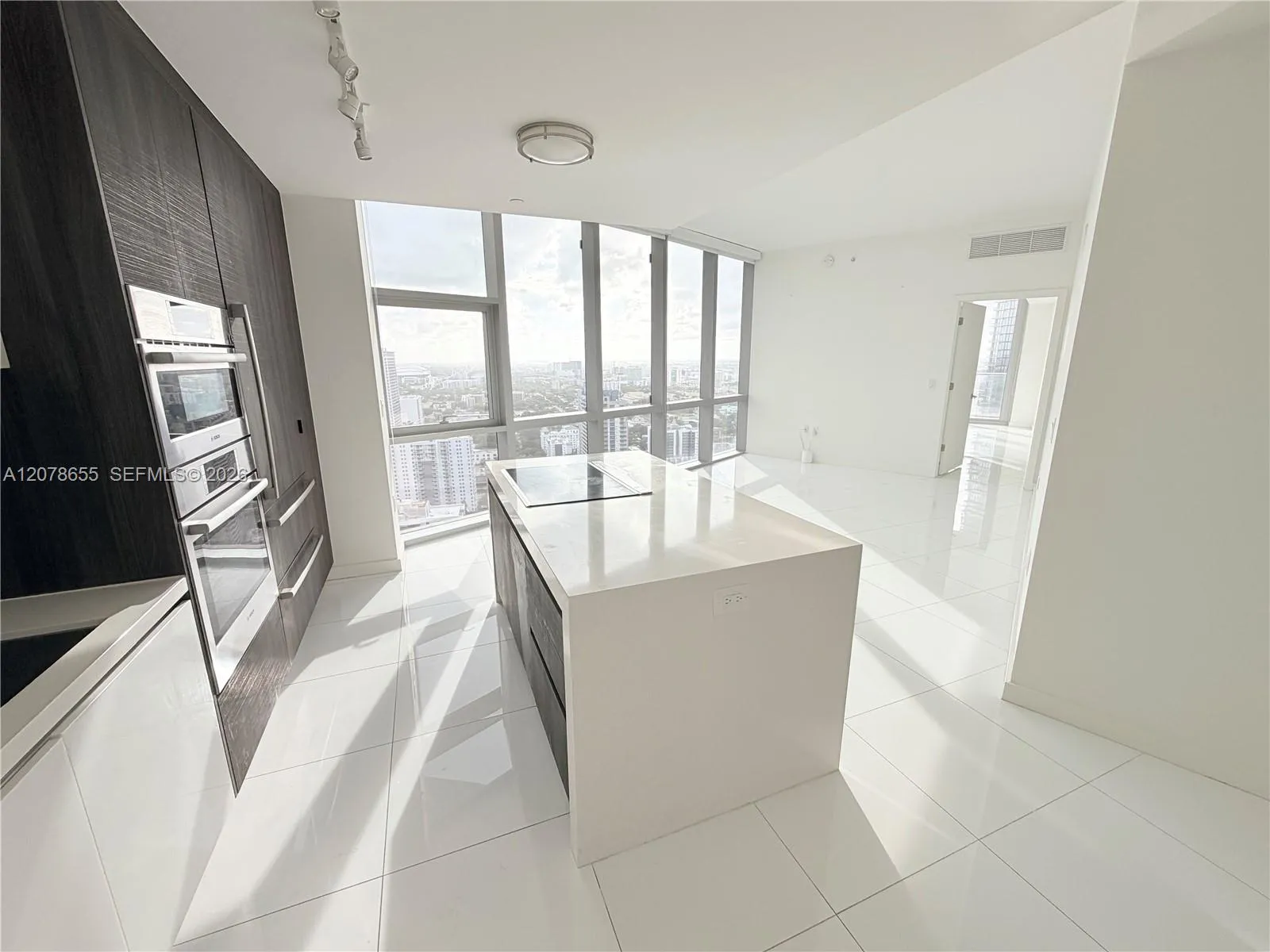 En Venta 851 NE 1st Avenue 3202, Miami, FL 33132, Miami, FL 33132