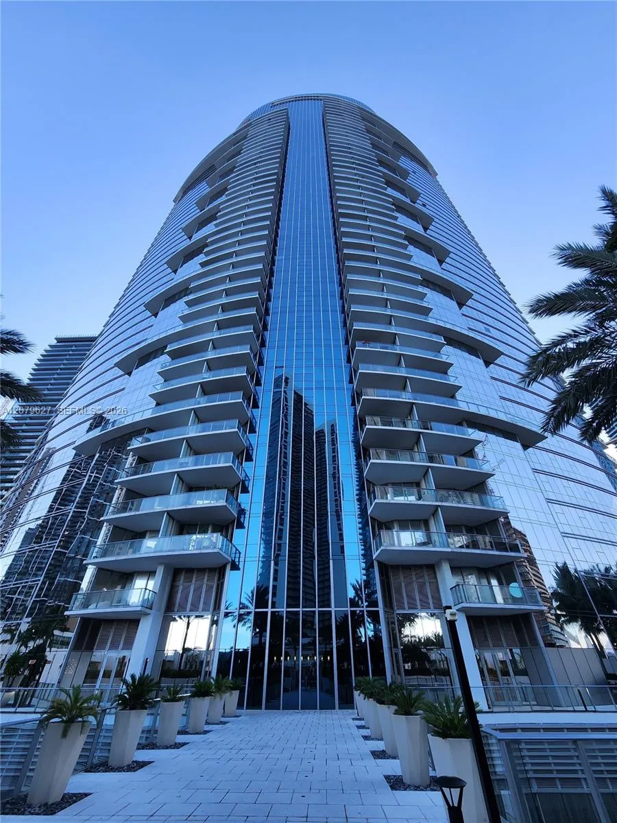 Foto de propiedad en 851 NE 1st Avenue 3801, Miami, FL 33132 Miami con MLS# 