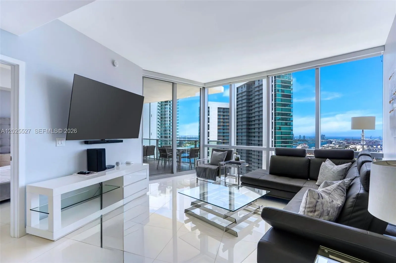 Foto de propiedad en 851 NE 1st Avenue 3909, Miami, FL 33132 Miami con MLS#