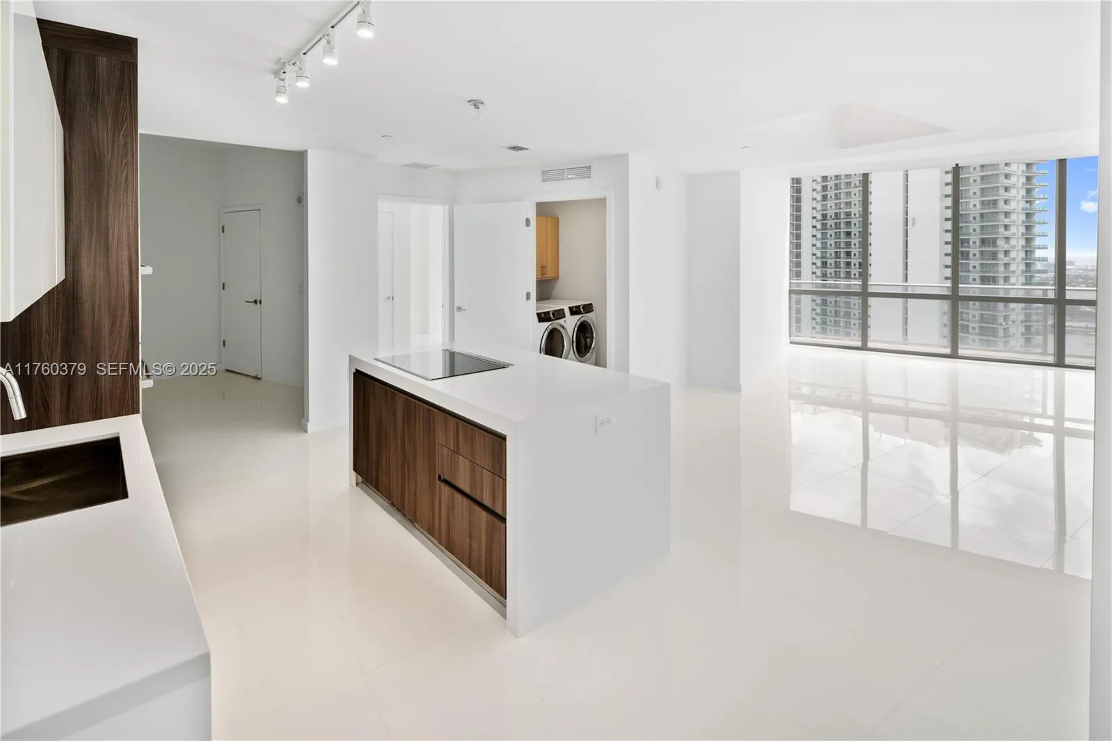Foto de propiedad en 851 NE 1st Avenue 4203, Miami, FL 33132 Miami con MLS# 