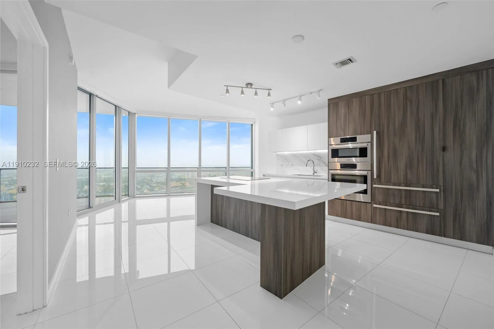 Foto de propiedad en 851 NE 1st Avenue 4204, Miami, FL 33132 Miami con MLS# 
