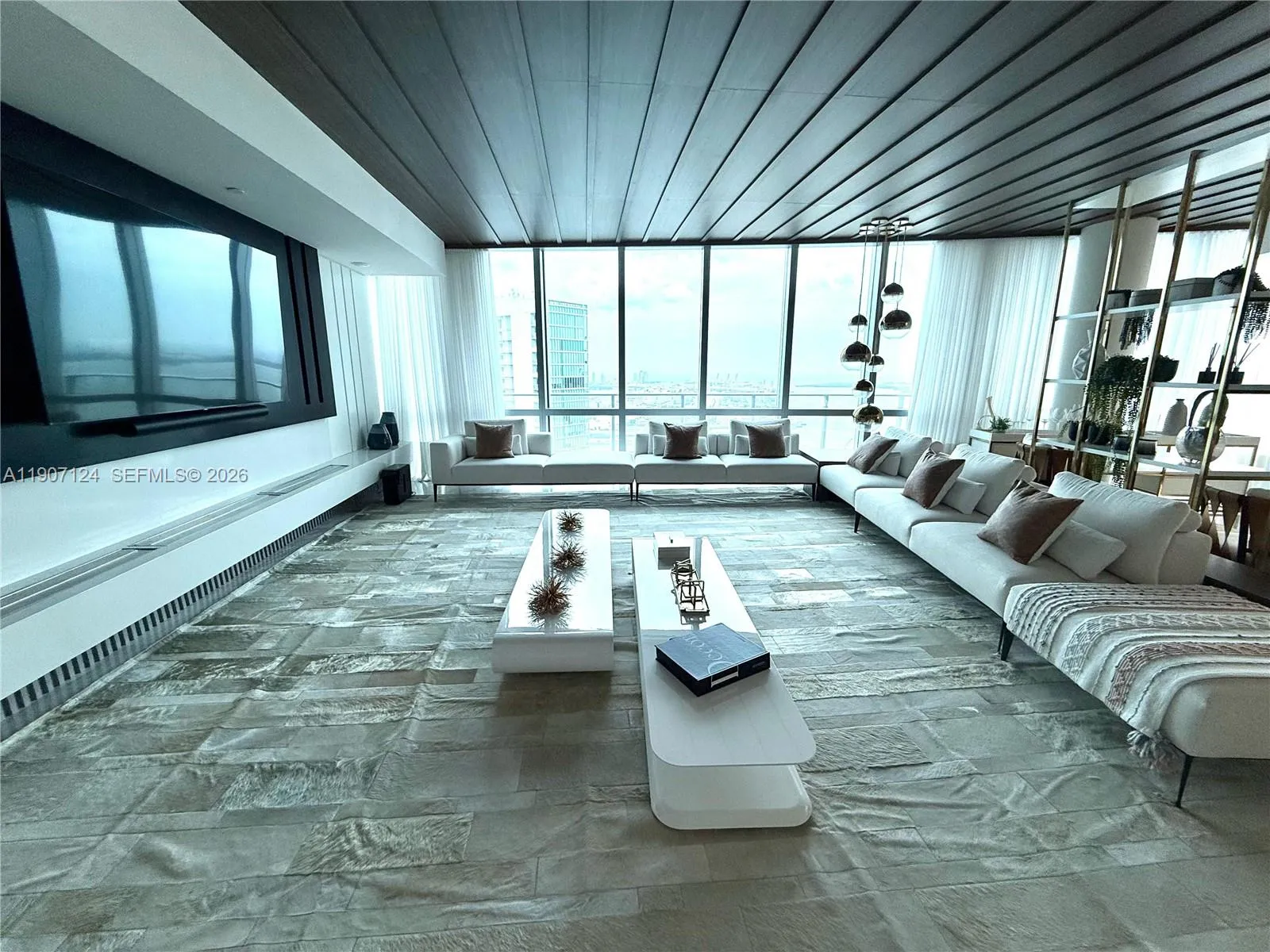 Foto de propiedad en 851 NE 1st Avenue 4811, Miami, FL 33132 Miami con MLS# 