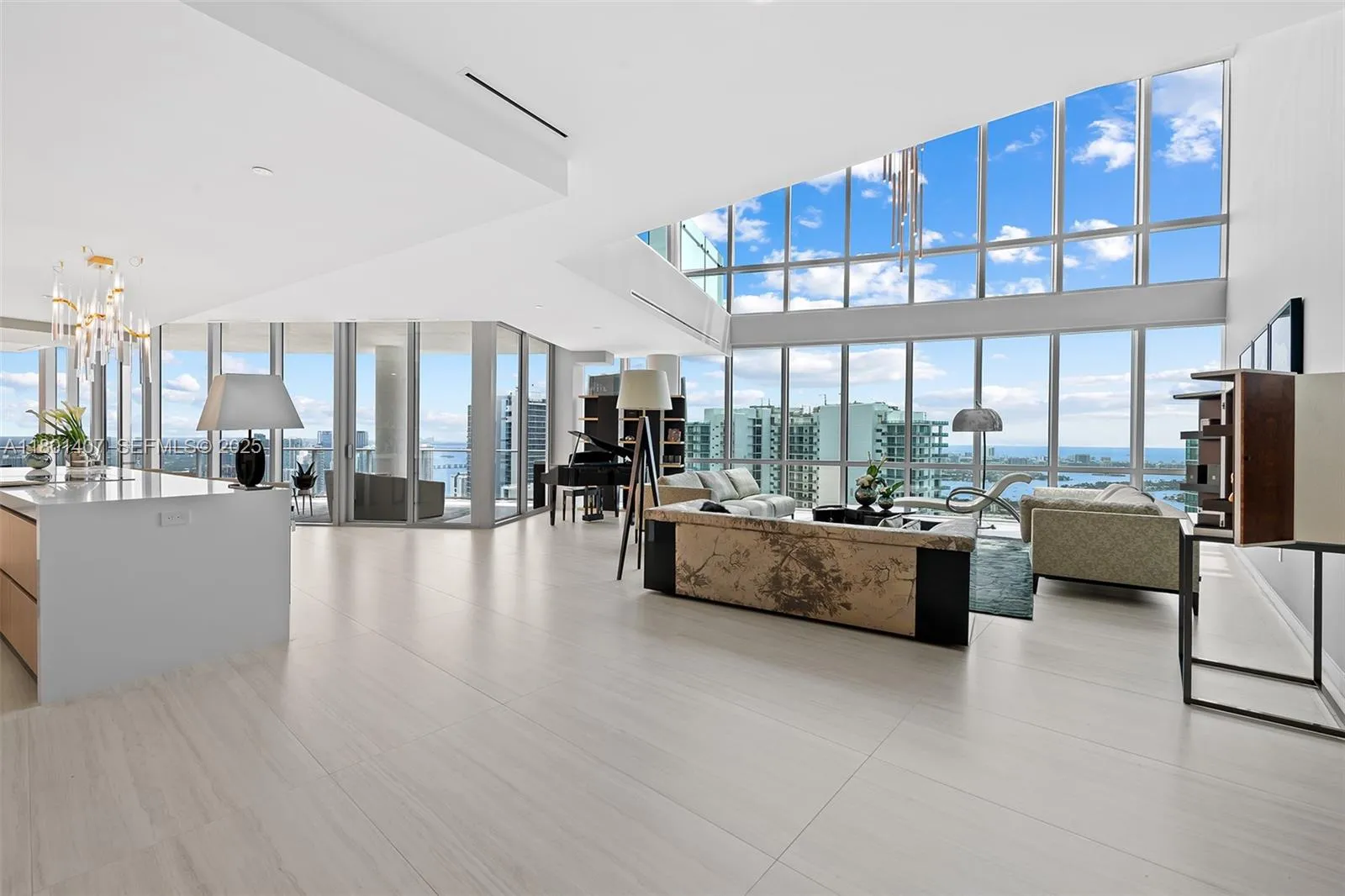 Foto de propiedad en 851 NE 1st Avenue PH 5401, Miami, FL 33132 Miami con MLS# 