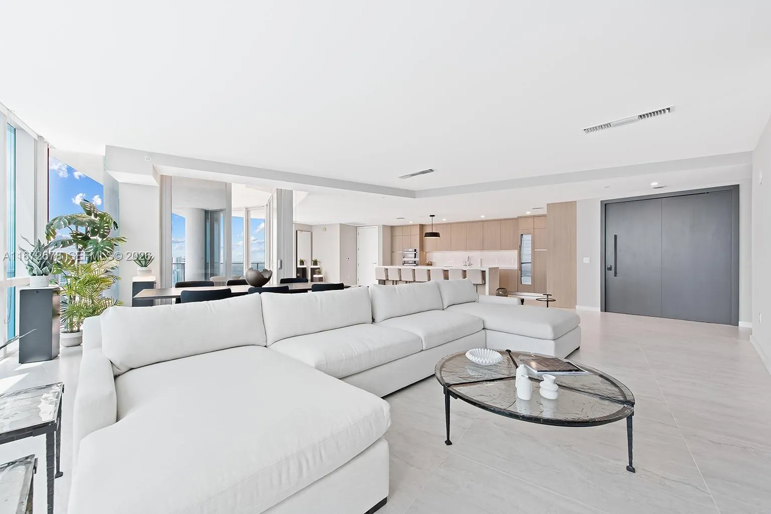 Foto de propiedad en 851 NE 1st Avenue PH 5402, Miami, FL 33132 Miami con MLS# 