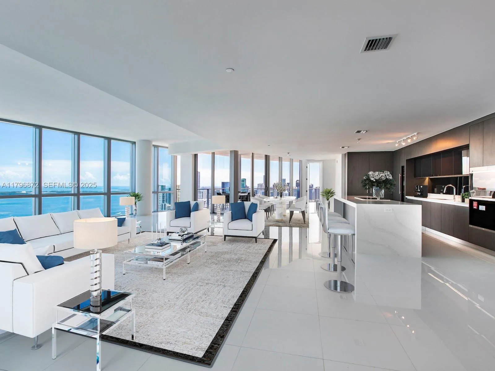 Foto de propiedad en 851 NE 1st Avenue PH5011, Miami, FL 33132 Miami con MLS# 