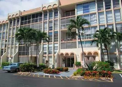 Foto de propiedad en 851 Three Islands Boulevard 108, Hallandale Beach, FL 33009 Hallandale Beach con MLS# 