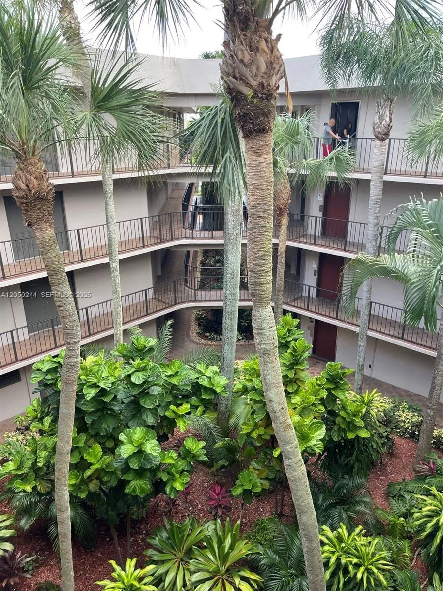 Foto de propiedad en 8520 SW 133rd Ave Road 406, Miami, FL 33183 Miami con MLS#