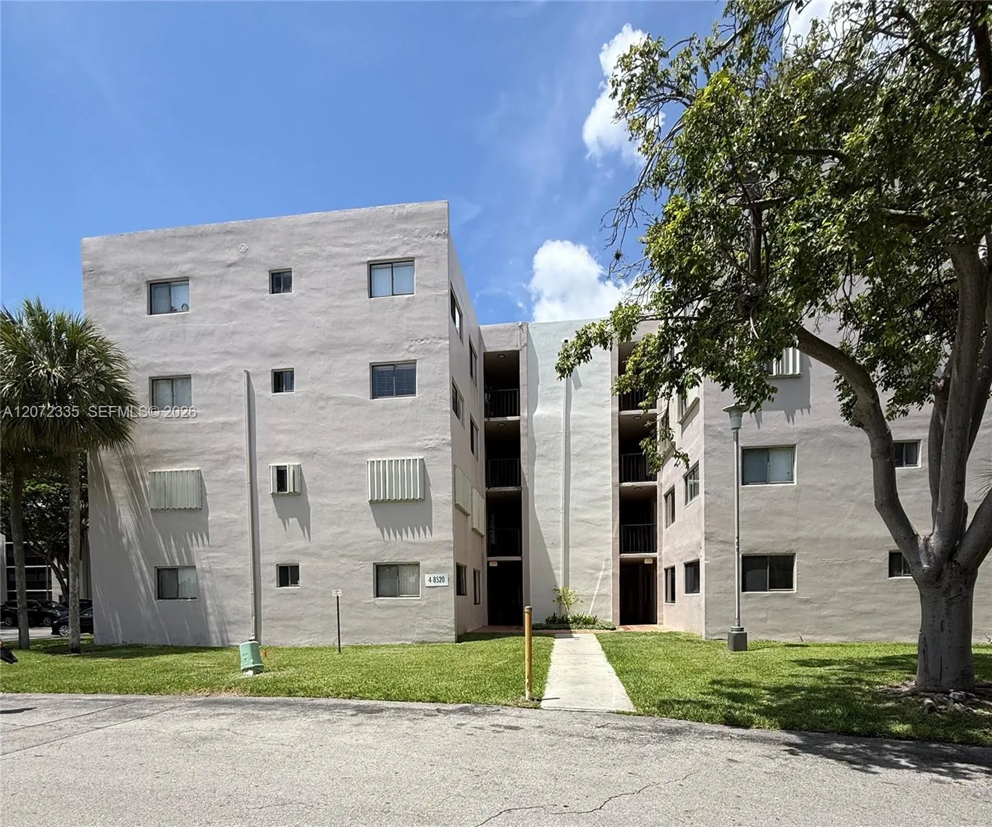 Foto de propiedad en 8520 SW 133rd Ave Road 406, Miami, FL 33183 Miami con MLS# 