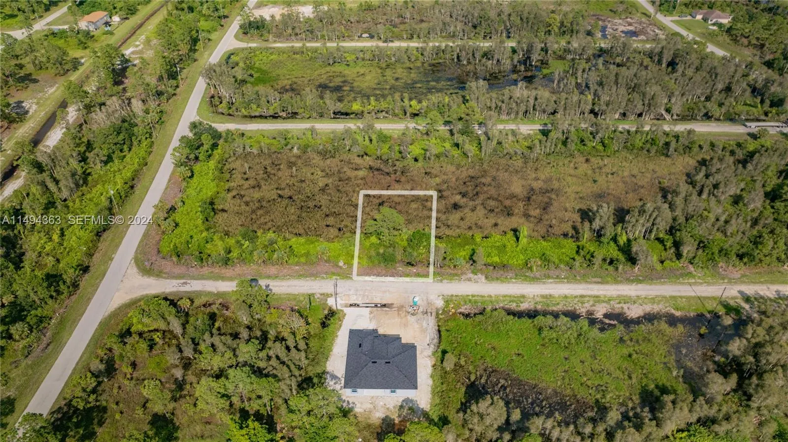Foto de propiedad en 853 Belden Avenue, Lehigh Acres, FL 33936 Lehigh Acres con MLS# 