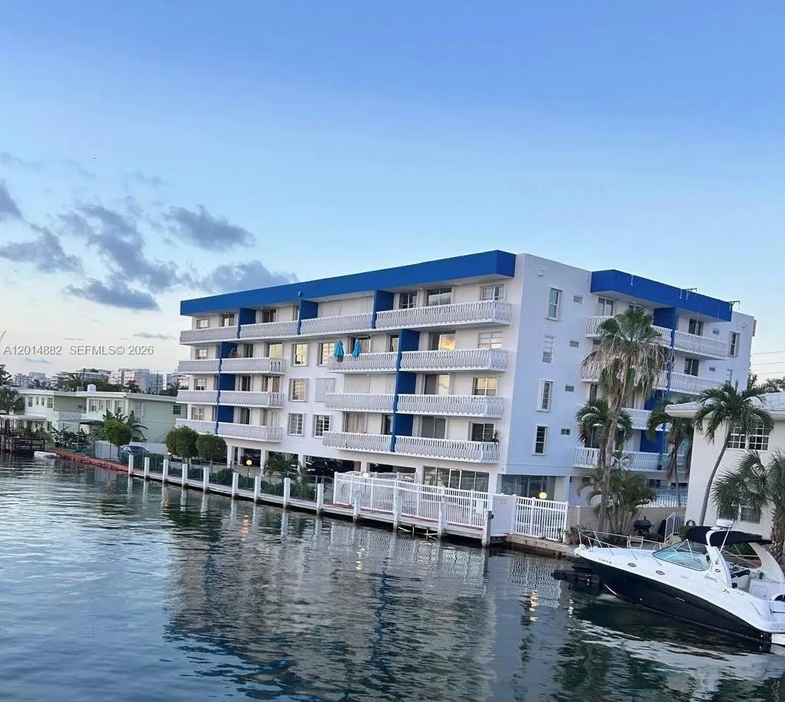 Foto de propiedad en 8530 Byron Avenue 302, Miami Beach, FL 33141 Miami Beach con MLS# 