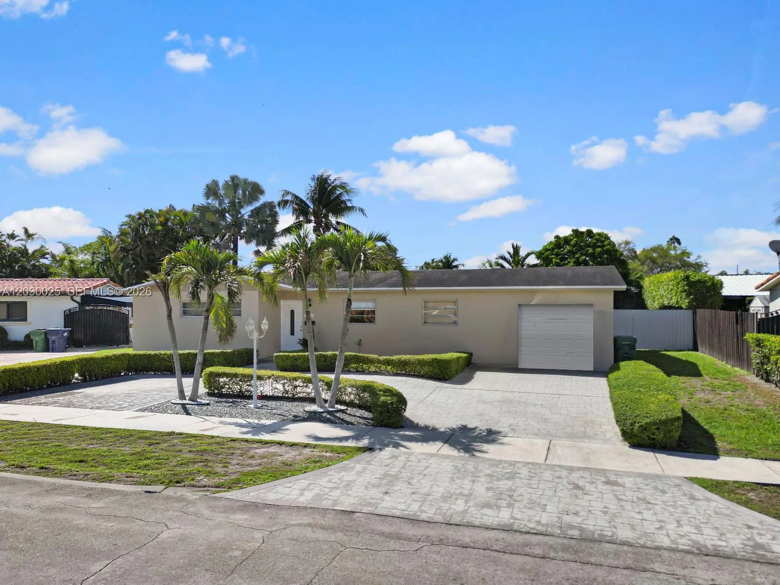 Foto de propiedad en 8530 NW 179th Street, Hialeah, FL 33015 Hialeah con MLS# 
