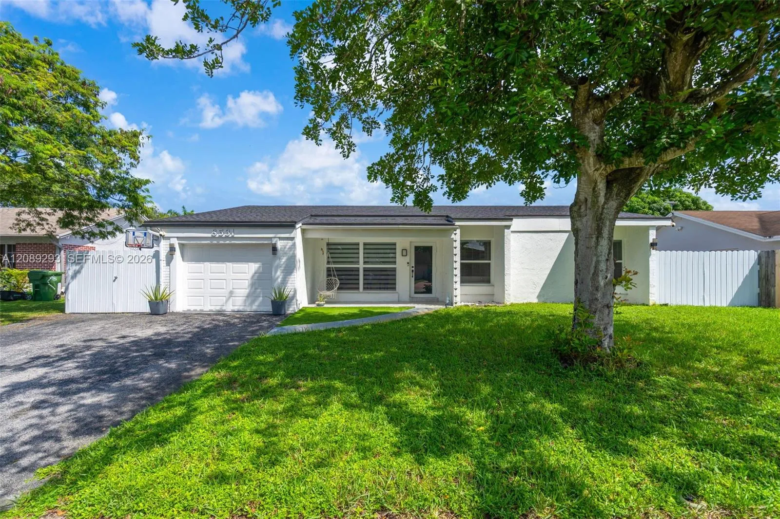 Foto de propiedad en 8531 NW 8th Street, Pembroke Pines, FL 33024 Pembroke Pines con MLS# 