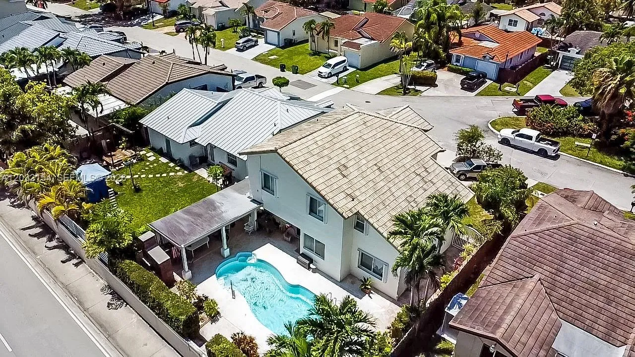 Foto de propiedad en 8532 SW 211th Terrace, Cutler Bay, FL 33189 Cutler Bay con MLS# 