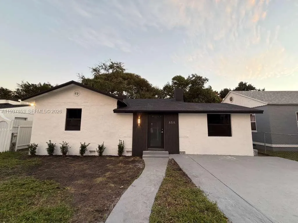 Foto de propiedad en 854 NW 76th Street, Miami, FL 33150 Miami con MLS# 