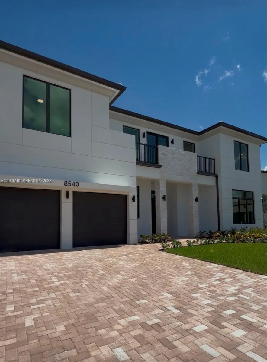 Foto de propiedad en 8540 NW 160th Terrace 1, Miami Lakes, FL 33016 Miami Lakes con MLS# 