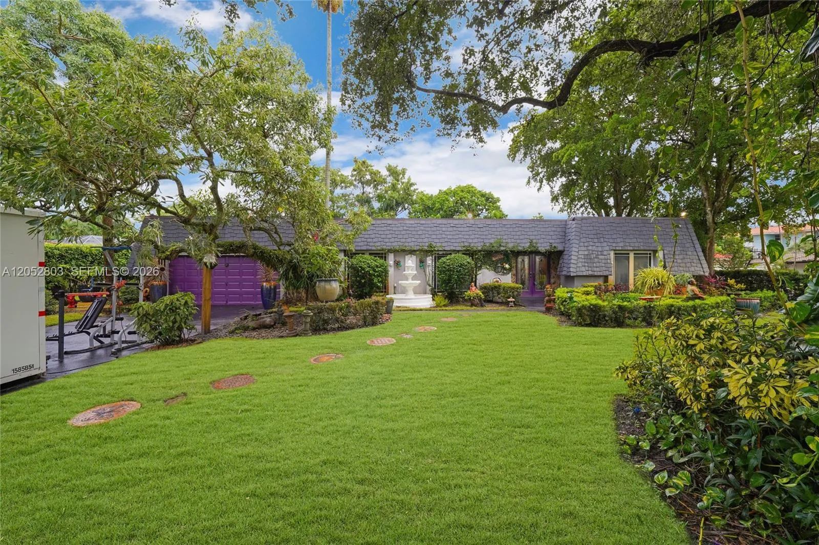 Foto de propiedad en 8541 N Lake Dasha Drive, Plantation, FL 33324 Plantation con MLS# 