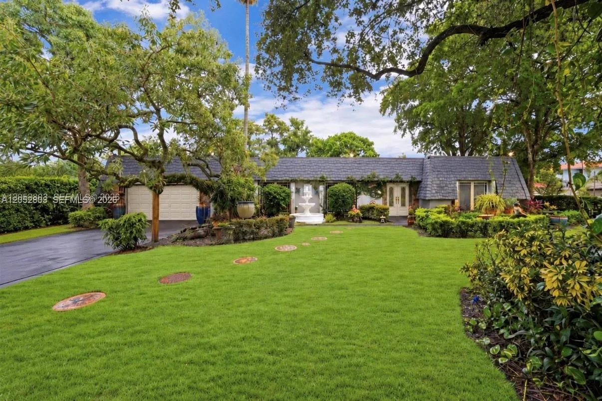 Foto de propiedad en 8541 N Lake Dasha Drive, Plantation, FL 33324 Plantation con MLS# 