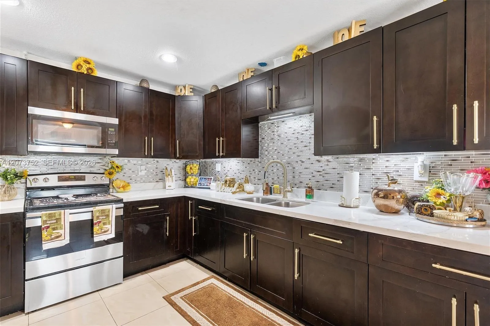 Foto de propiedad en 8544 Sheraton Drive, Miramar, FL 33025 Miramar con MLS# 