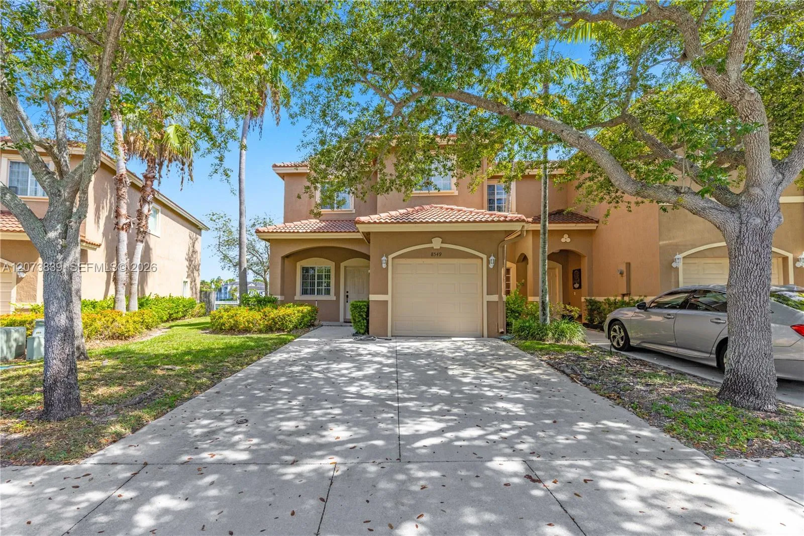 Foto de propiedad en 8549 SW 214th Lane, Cutler Bay, FL 33189 Cutler Bay con MLS# 