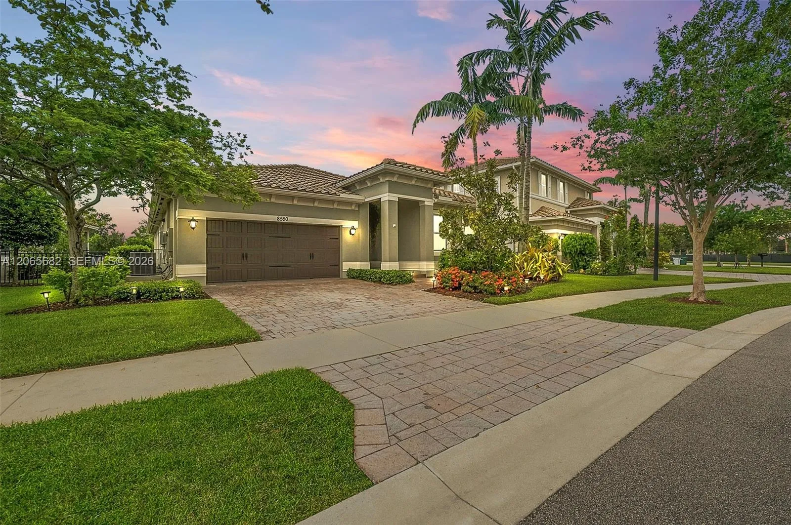 Foto de propiedad en 8550 Lakeside Bend, Parkland, FL 33076 Parkland con MLS# 