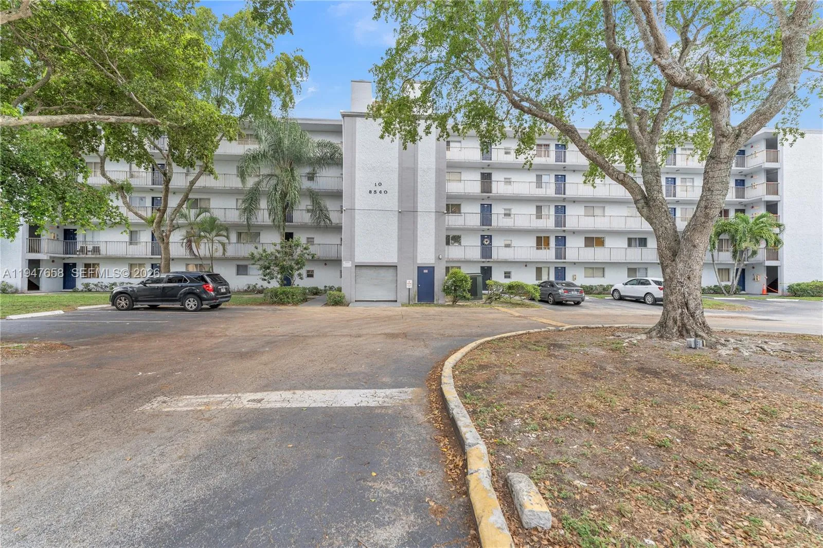 Foto de propiedad en 8560 N Sherman Circle 208, Miramar, FL 33025 Miramar con MLS# 