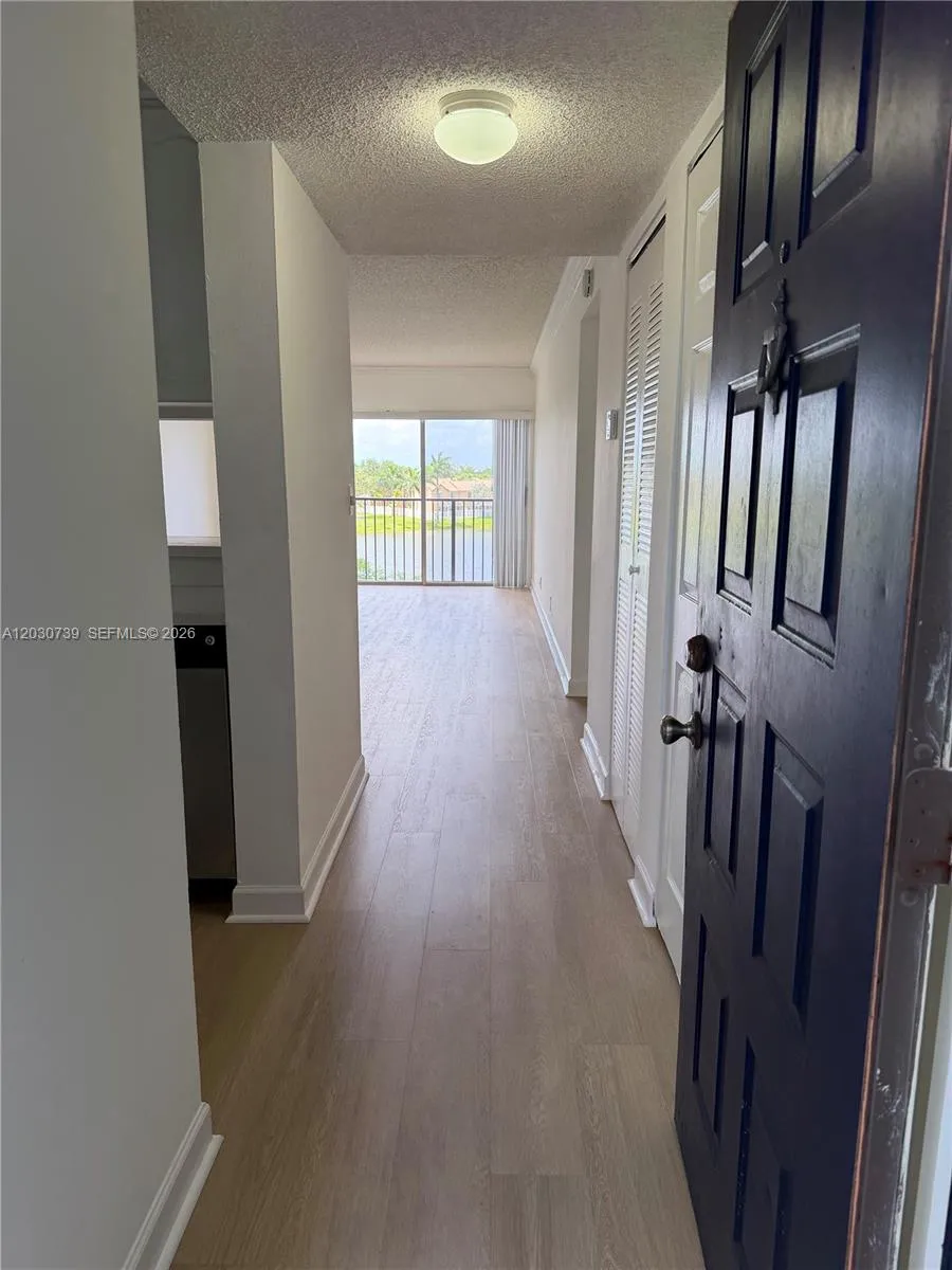Foto de propiedad en 8560 N Sherman Circle 404, Miramar, FL 33025 Miramar con MLS# 