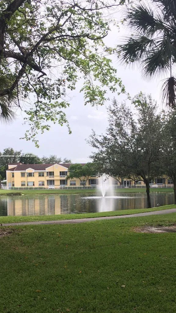 Foto de propiedad en 8592 W Sunrise Boulevard 111, Plantation, FL 33322 Plantation con MLS# 
