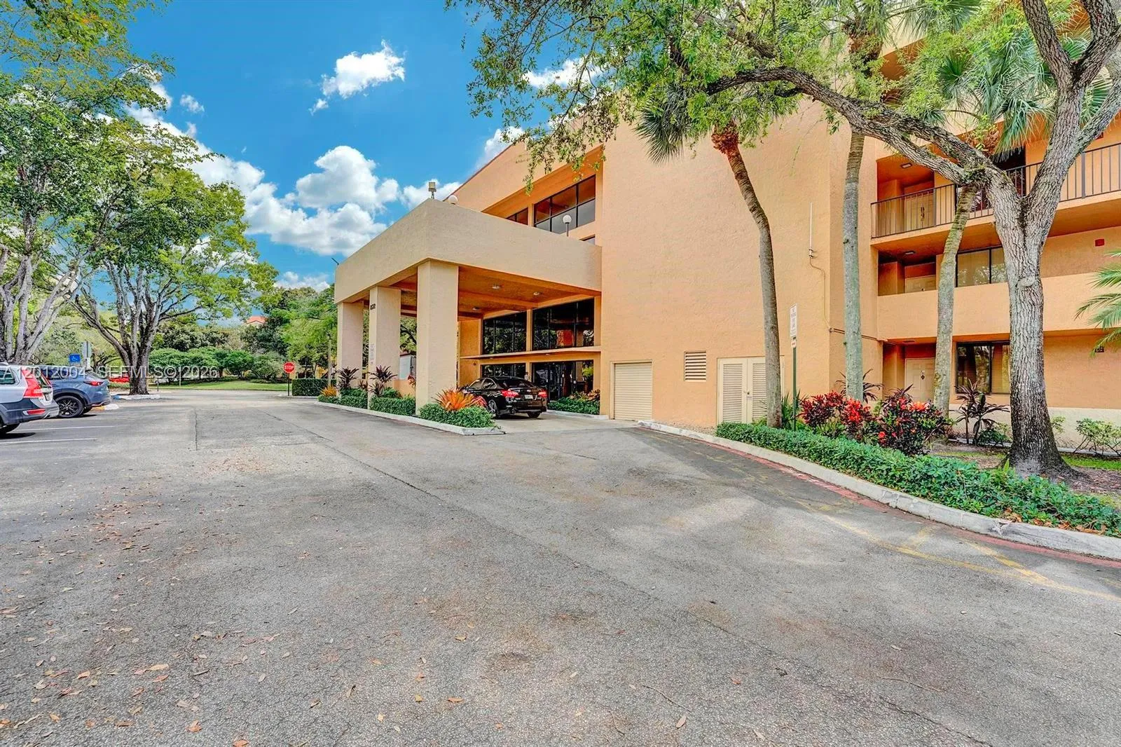 Foto de propiedad en 8592 W Sunrise Boulevard 408, Plantation, FL 33322 Plantation con MLS# 