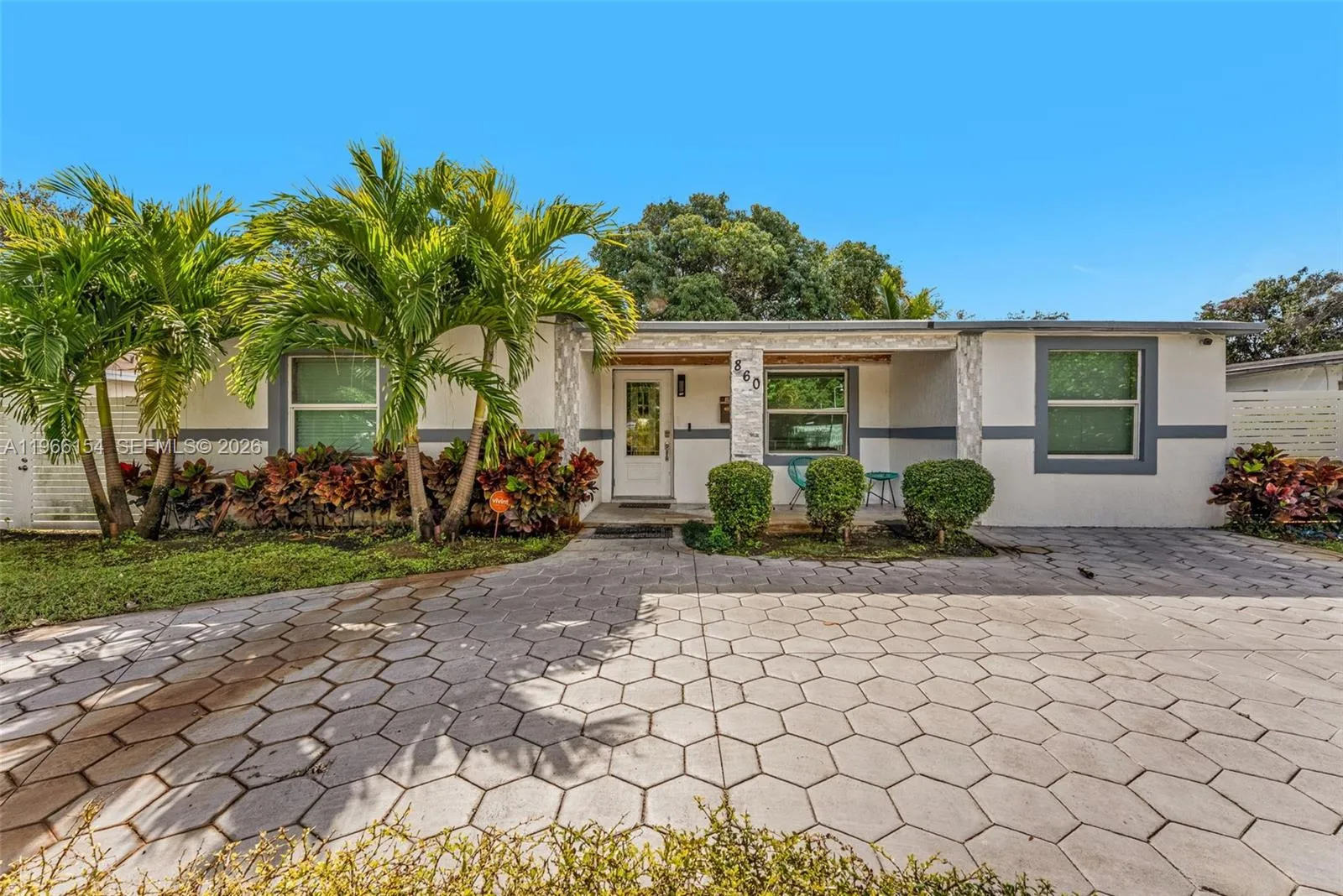 Foto de propiedad en 860 NE 142nd Street, North Miami, FL 33161 North Miami con MLS# 