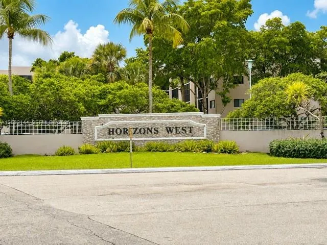 Foto de propiedad en 8600 SW 133rd Ave Road 305, Miami, FL 33183 Miami con MLS# 