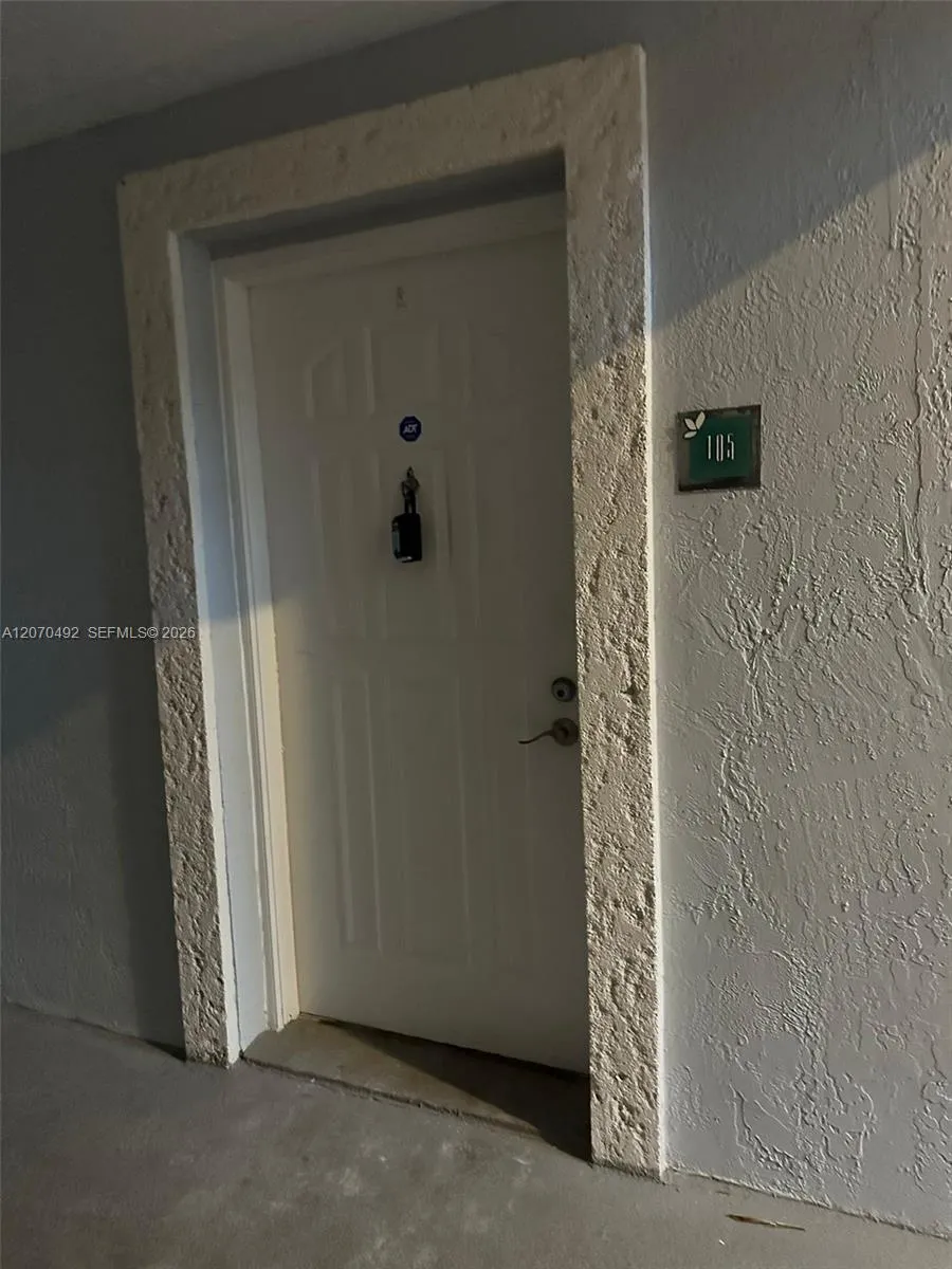 Foto de propiedad en 8600 SW 212th Street 105, Cutler Bay, FL 33189 Cutler Bay con MLS# 