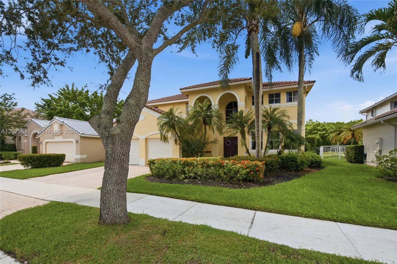 Foto de propiedad en 861 Crestview Circle, Weston, FL 33327 Weston con MLS# 