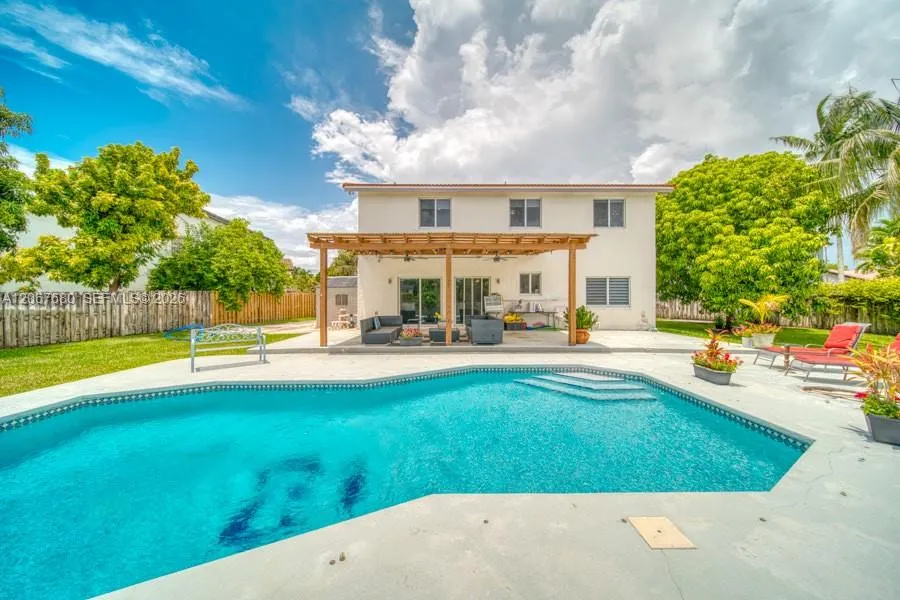 Foto de propiedad en 8611 SW 207th Terrace, Cutler Bay, FL 33189 Cutler Bay con MLS# 
