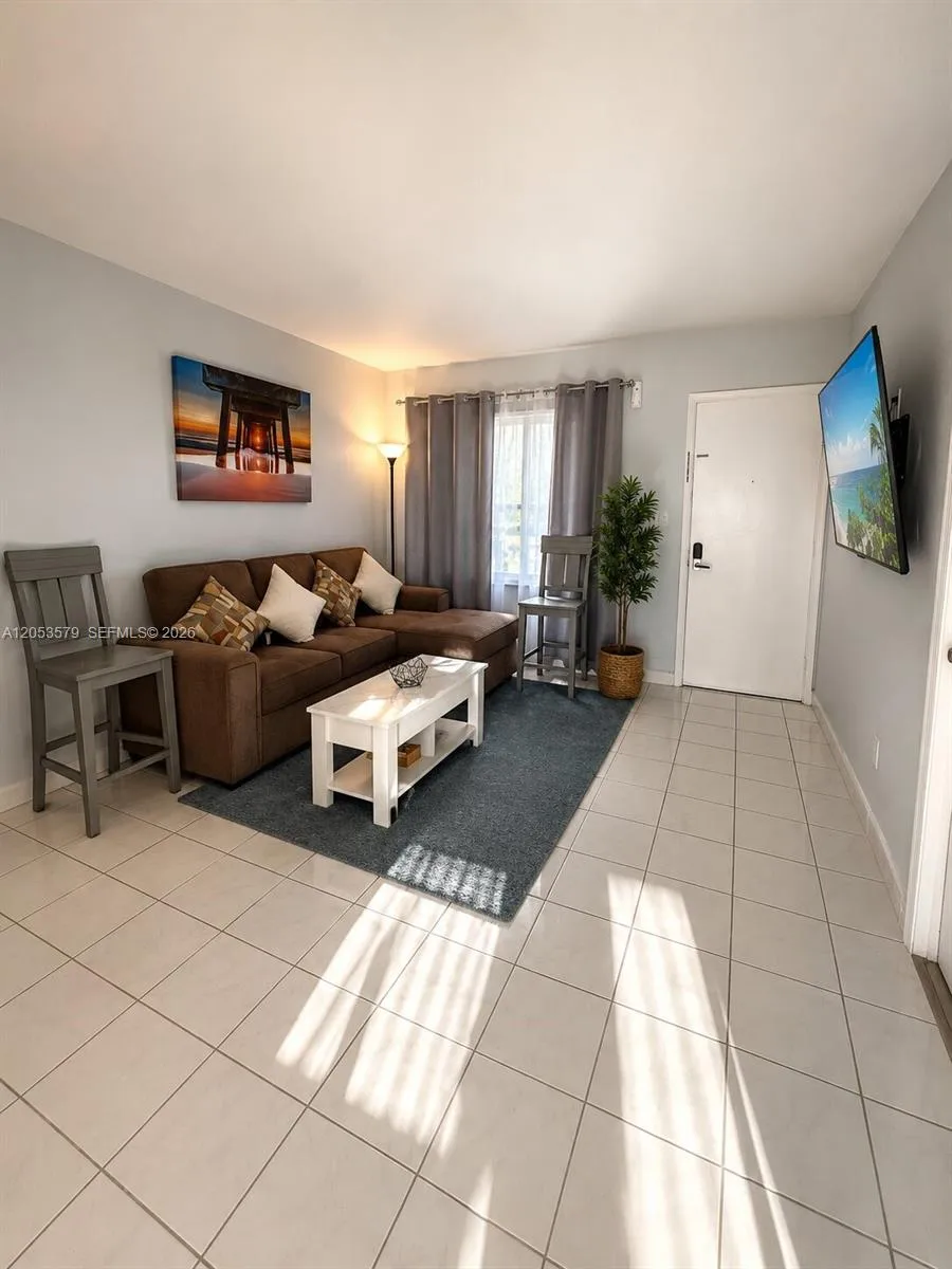 Foto de propiedad en 8615 NW 8th Street 414, Miami, FL 33126 Miami con MLS# 