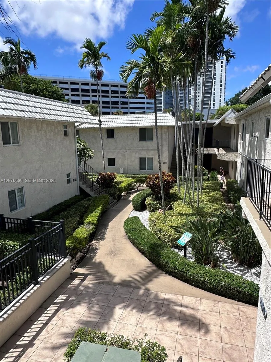 Foto de propiedad en 8615 SW 68th Court 22, Pinecrest, FL 33156 Pinecrest con MLS# 