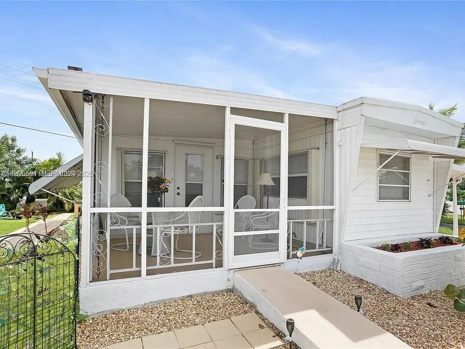 Foto de propiedad en 8616 SW 16th Place, Davie, FL 33324 Davie con MLS# 