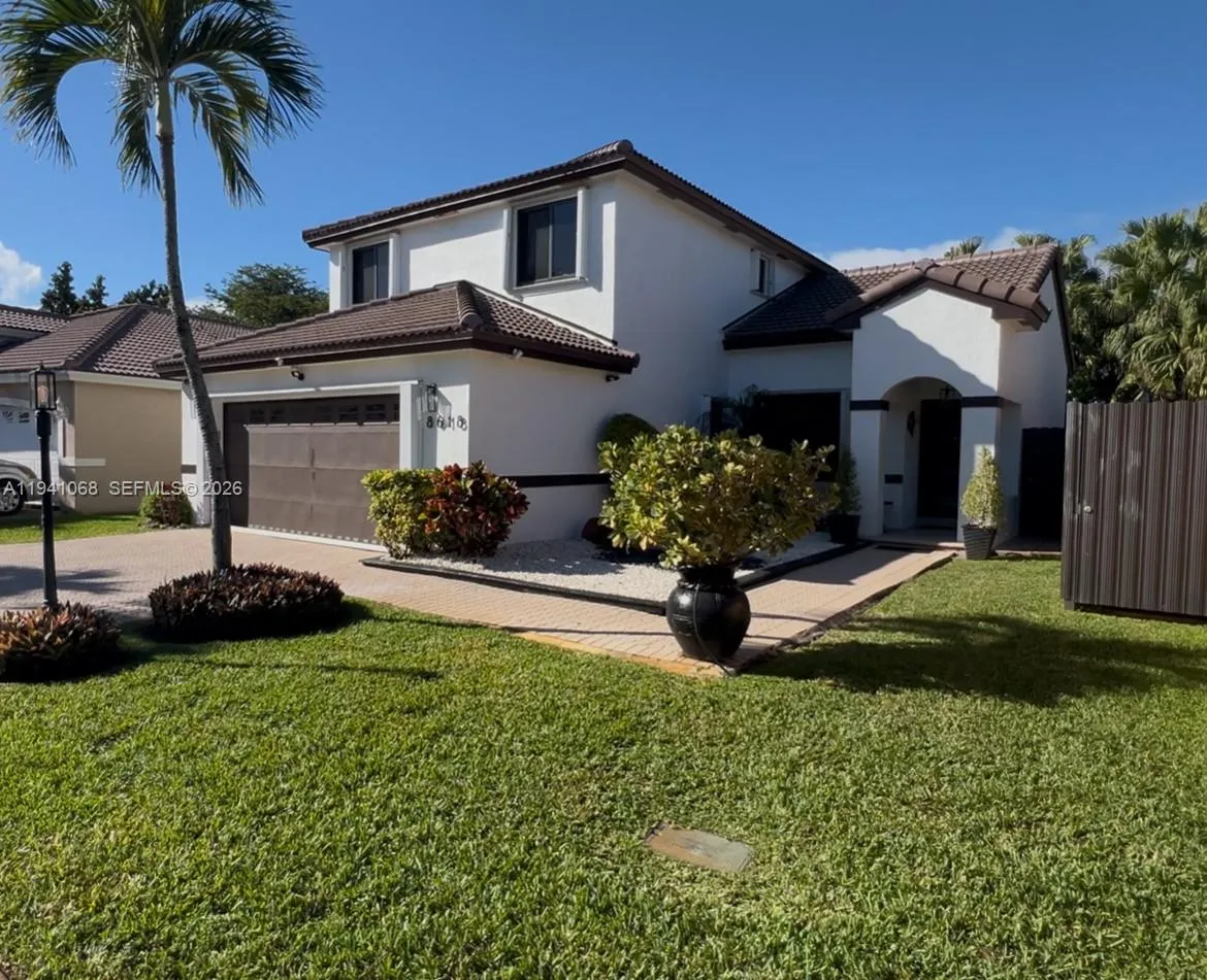 Foto de propiedad en 8618 SW 161st Place, Miami, FL 33193 Miami con MLS# 