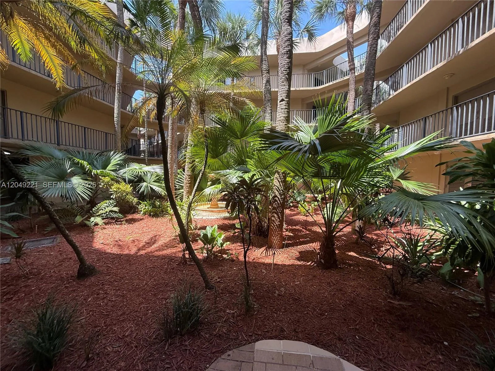 Foto de propiedad en 8625 NW 8th Street 420, Miami, FL 33126 Miami con MLS# 