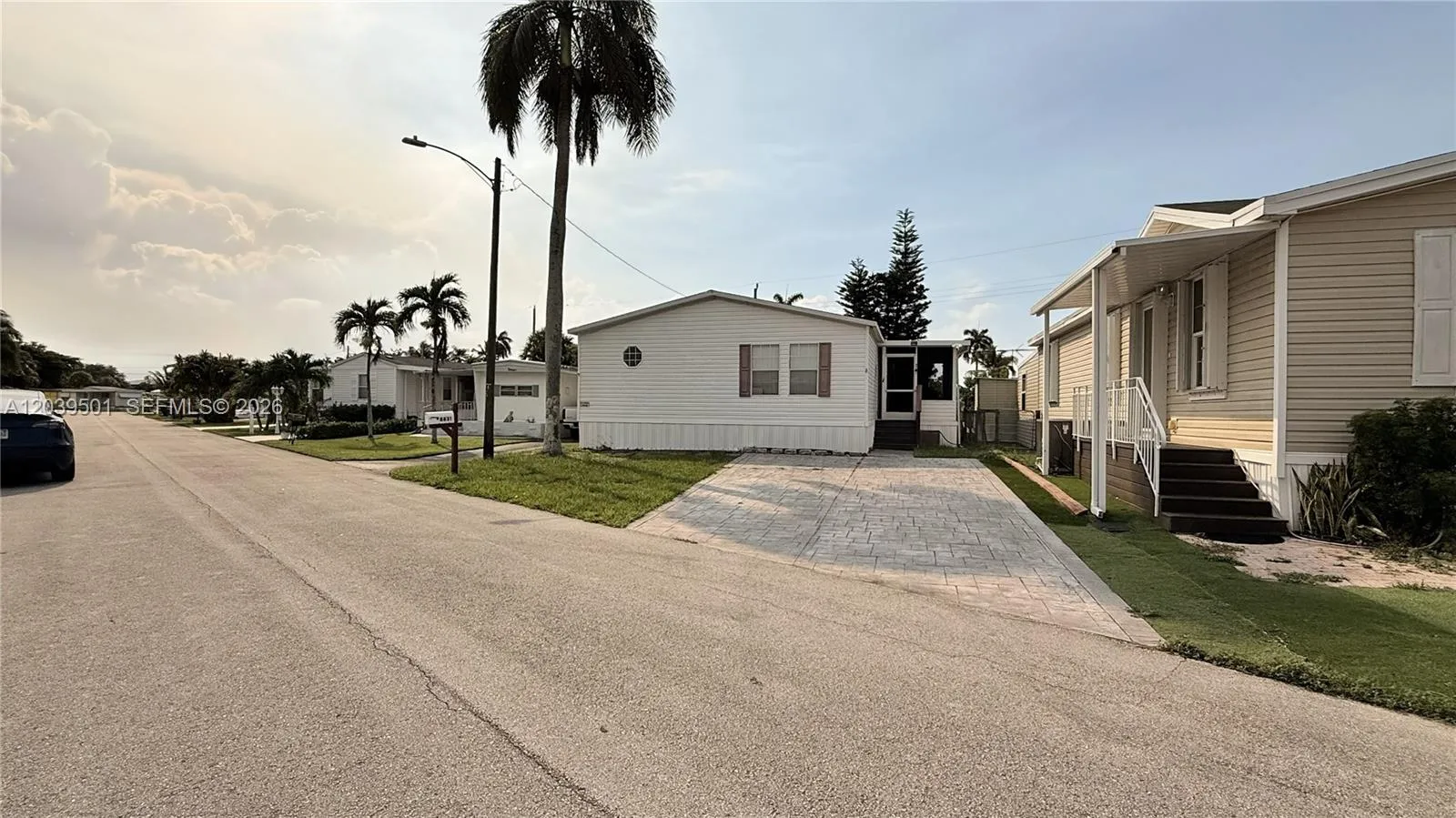 Foto de propiedad en 8631 SW 18th Place, Davie, FL 33324 Davie con MLS# 